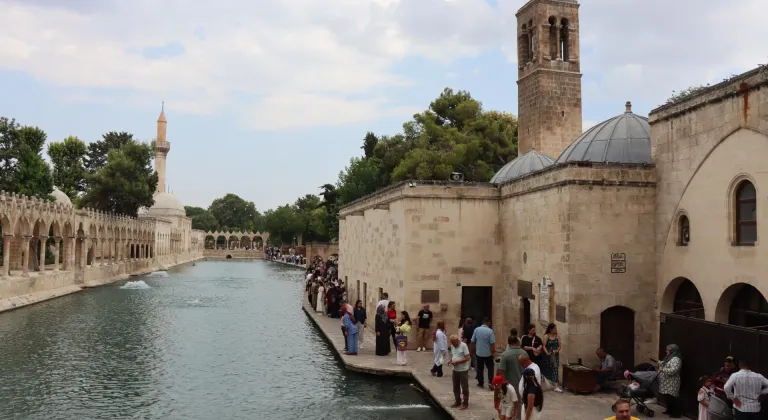 Balıklıgöl'de ziyaretçi yoğunluğu yaşanıyor