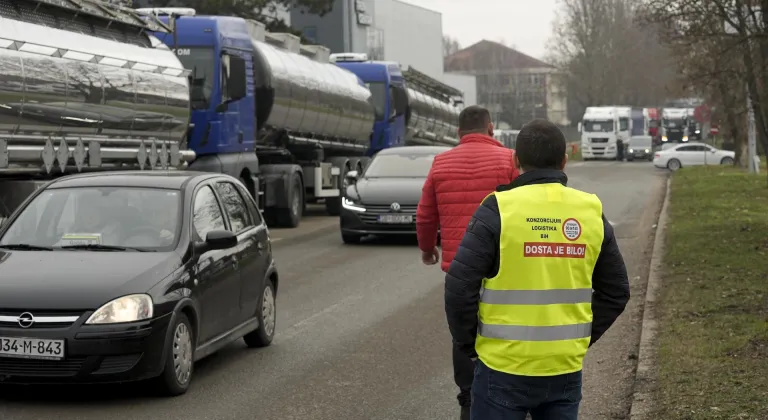 Balkan ülkelerindeki yüzlerce kamyon ve tır şoförü, AB'nin yeni geçiş sistemini protesto ediyor