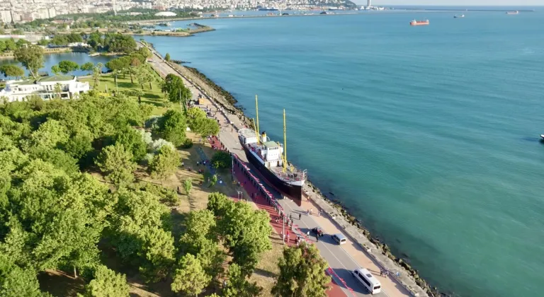 Bandırma Gemi Müzesi karadan yürütülerek İstiklal Meydanı'na taşındı
