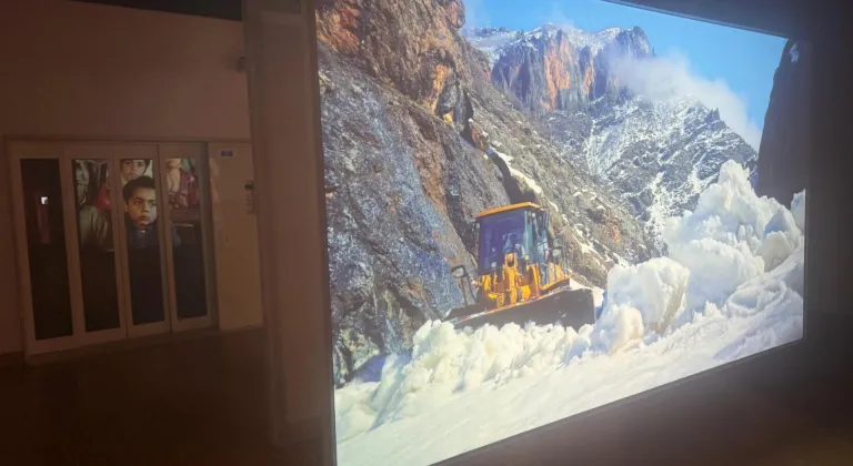 "Barajdan Sızanlar" sergisi, Salt Beyoğlu'nda sanatseverlerle buluştu