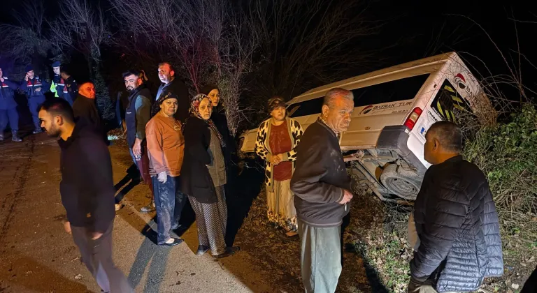 Bartın'da devrilen minibüsteki 4 kişi yaralandı