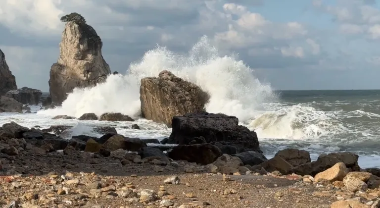 Bartın'da şiddetli rüzgar dev dalgalar oluşturdu