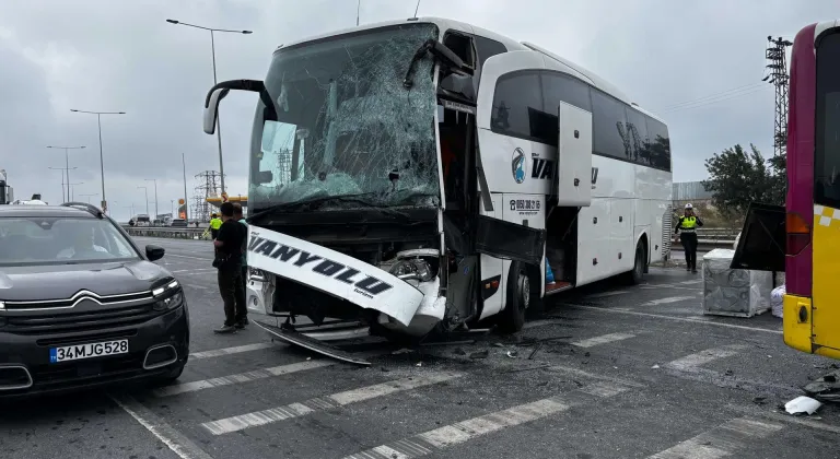 Başakşehir'de İETT otobüsü ve yolcu otobüsünün karıştığı kazada 4 kişi yaralandı