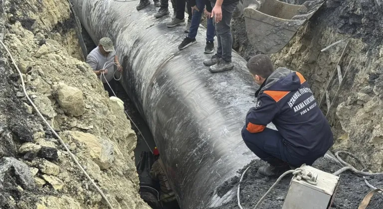 Başakşehir'de kazı çalışması sırasında çukura düşen işçiyi itfaiye kurtardı