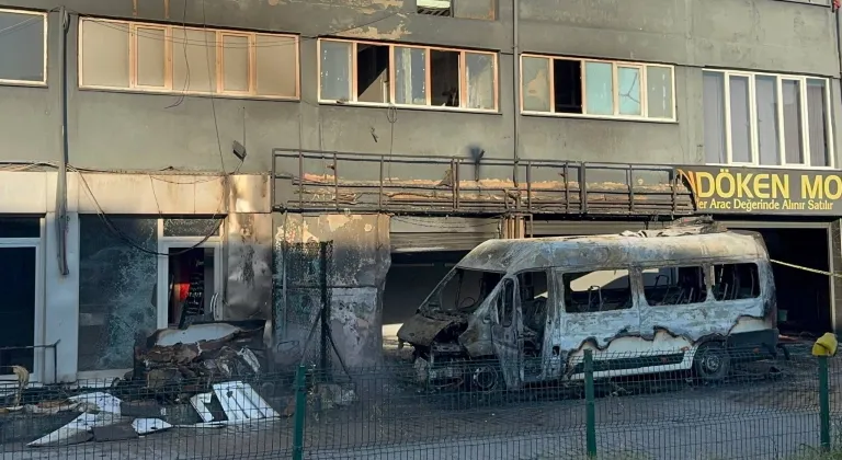 Başakşehir'de servis minibüsü yandı