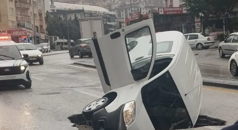 Başkentte bir otomobil sağanak nedeniyle çöken yola düştü