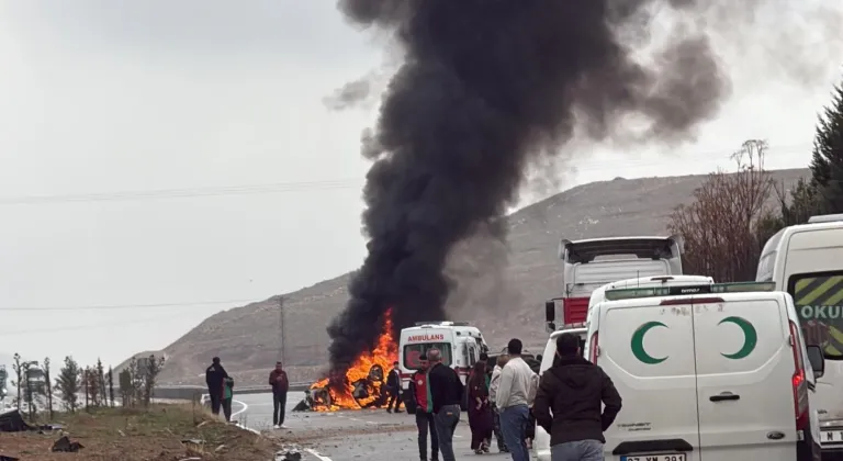 Batman'da refüje çarptıktan sonra alev alan otomobildeki 2 kişi yaralandı