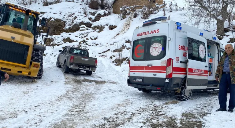 Batman'da yolu kardan kapanan köydeki tansiyon hastası, ekiplerin yardımıyla hastaneye ulaştırıldı