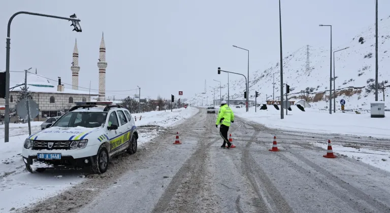 Bayburt-Erzurum kara yolu çığ nedeniyle ulaşıma kapandı