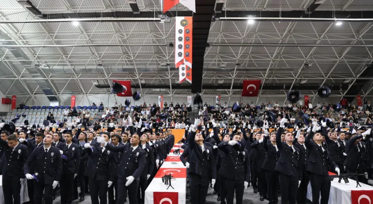 Bayburt'ta eğitimini tamamlayan polis adayları mezuniyet sevinci yaşadı