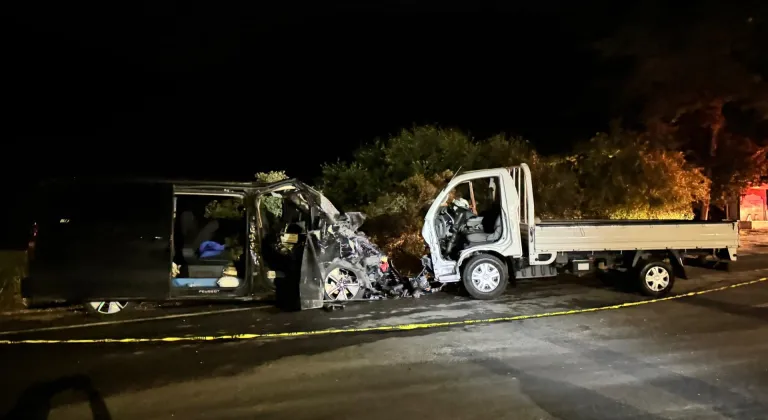 Bayburt'ta kamyonetle hafif ticari aracın çarpıştığı kazada 8 kişi yaralandı