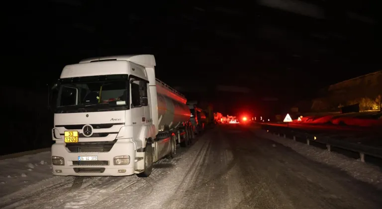 Bayburt'ta kar ve tipi nedeniyle ulaşım güçlükle sağlanıyor