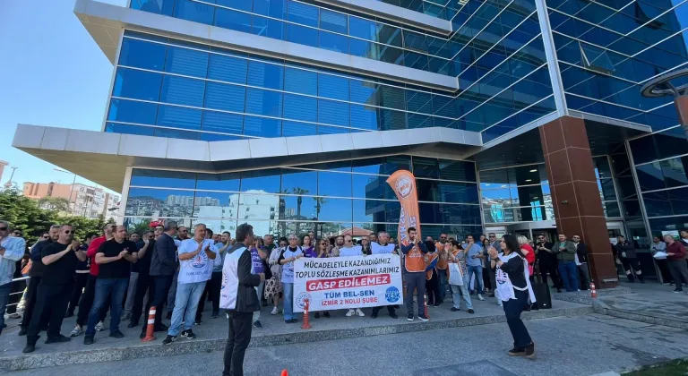 Bayraklı Belediyesinde görevli memurlar TİS anlaşmazlıkları için eylemde