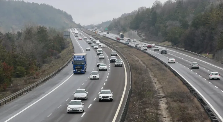 Bayram tatilinden dönenler Anadolu Otoyolu'nda akıcı yoğunluk oluşturuyor
