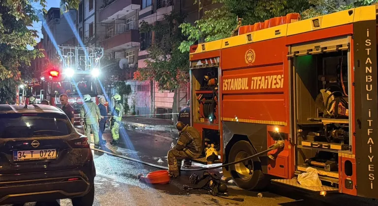 Bayrampaşa'da metruk binada başlayıp bitişikteki apartmana sıçrayan yangın söndürüldü