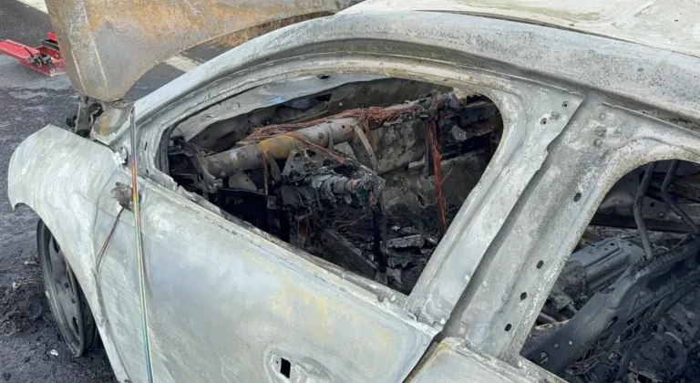 Bayrampaşa'da seyir halindeki otomobil yandı
