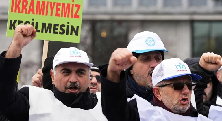 Bem-Bir-Sen üyelerinden İBB'ye Sosyal Denge Sözleşmesi protestosu