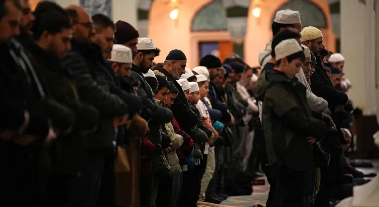 Berat Kandili İstanbul'daki camilerde dualarla idrak edildi
