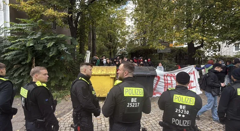 Berlin’de öğrenciler Fransa’daki öğrencilerle dayanışma için üç okulun önünde gösteri yaptı