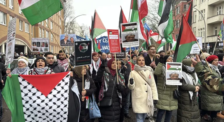 Berlin'de “Soykırımı durdurun” sloganıyla Filistin'e destek gösterisi düzenlendi