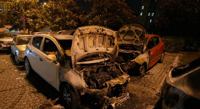 Beşiktaş'ta park halindeki 4 araç yandı