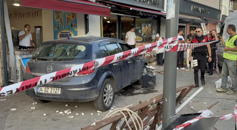 Beykoz'da otomobilin kaldırıma çıkması sonucu 6 kişi yaralandı
