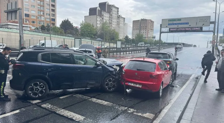 Beylikdüzü'nde 4 aracın karıştığı trafik kazasında 4 kişi yaralandı