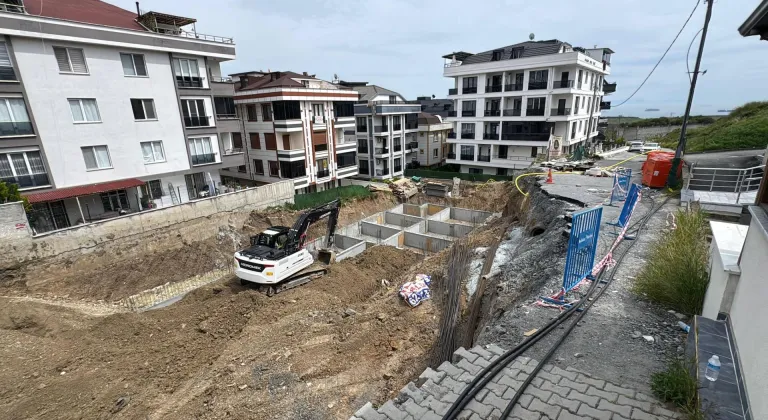 Beylikdüzü'nde inşaat çalışması sırasında yolun kayması cep telefonu kamerasında