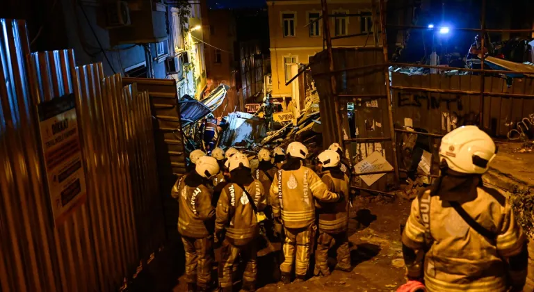 Beyoğlu'nda 4 katlı metruk bina çöktü