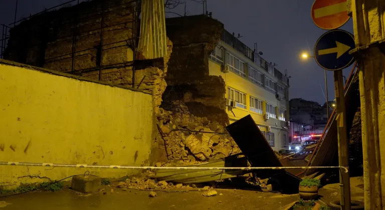 Beyoğlu'nda tarihi metruk binanın duvarı yıkıldı