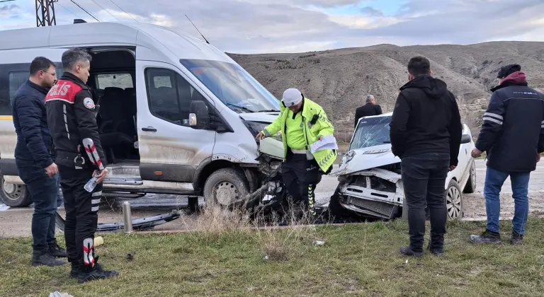 Beypazarı'nda otomobil ve minibüsün çarpıştığı kazada 4 kişi yaralandı