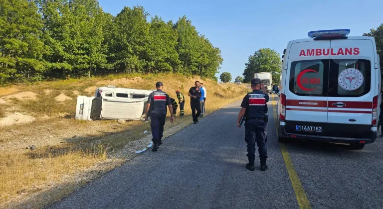 Bilecik'te hafif ticari aracın devrilmesi sonucu 5 kişi yaralandı