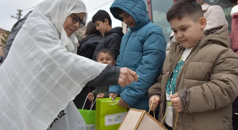 Bilecik'te iki asırlık "şeker dağıtma" geleneğiyle büyükler çocukların yüzünü güldürüyor