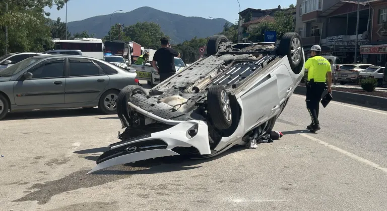 Bilecik'te otomobilin devrildiği kaza güvenlik kamerasınca kaydedildi