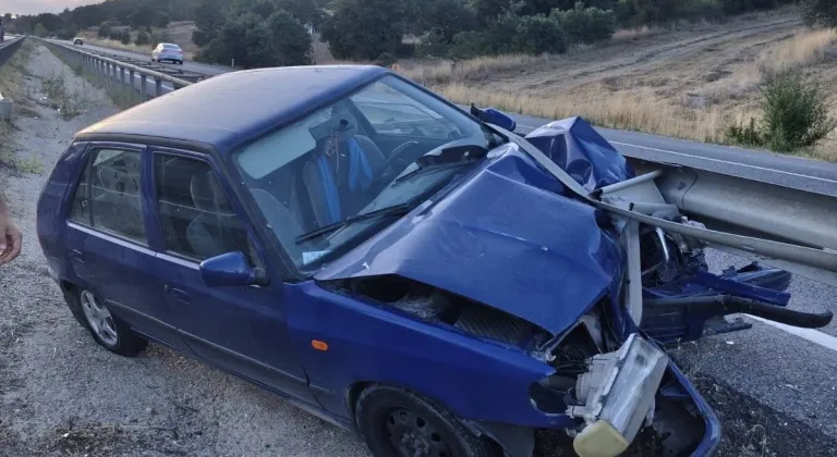 Bilecik'te otomobilin refüje çarptığı kazada 4'ü çocuk 7 kişi yaralandı