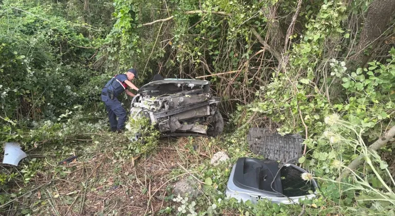Bilecik'te şarampole devrilen otomobildeki 1 kişi öldü, 1 kişi yaralandı