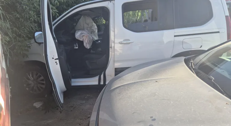 Bingöl'de otomobil ile hafif ticari araç çarpıştı, 3 kişi yaralandı