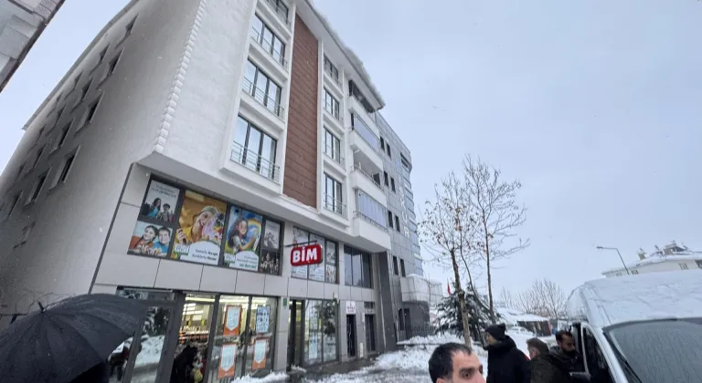 Bingöl'de üzerine buzla karışık kar kütlesi düşen kadın hayatını kaybetti