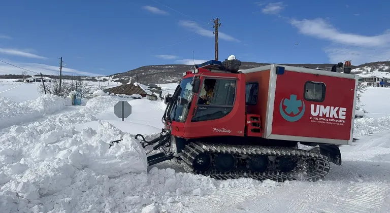 Bingöl'de yolu kapanan mezradaki hastayı UMKE hastaneye ulaştırdı