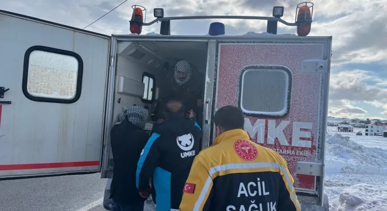 Bingöl'de yolu kardan kapanan köydeki KOAH hastası paletli ambulansla hastaneye ulaştırıldı