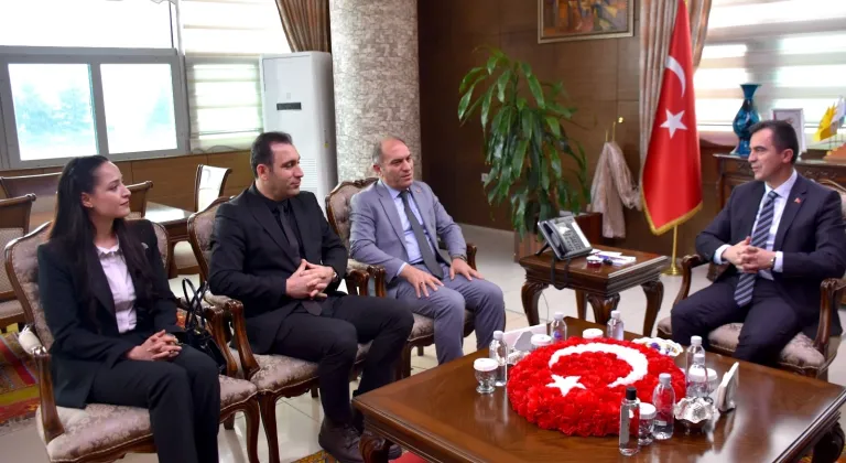 Bitlis Valisi Karakaya, kar altında tek başına İstiklal Marşı'nı okuyan öğrenciyi ağırladı