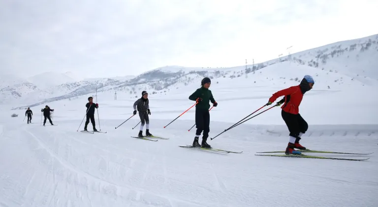 Bitlisli kayakçılar dondurucu soğukta yarışmalara hazırlanıyor