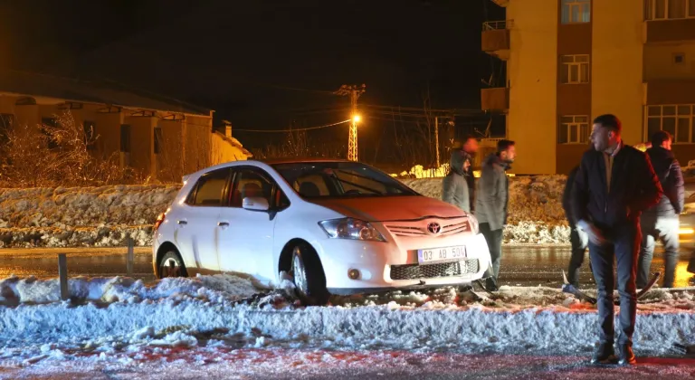Bitlis'te buzlanma nedeniyle kontrolden çıkan 4 araç refüje çarptı