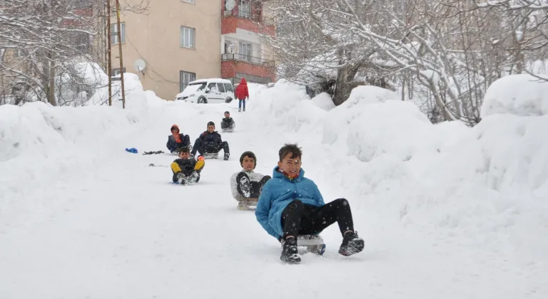 Bitlis'te çocuklar kızak ve naylonlarla kayarak eğlendi