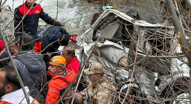 Bitlis'te dereye düşen hafif ticari araçtaki 3 kişi öldü, 5 kişi yaralandı