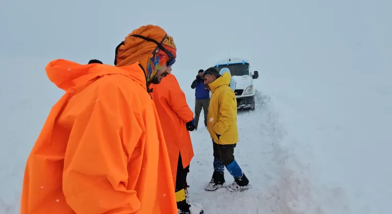 Bitlis'te Süphan Dağı'nı tırmanmak isterken mahsur kalan dağcılar kurtarıldı
