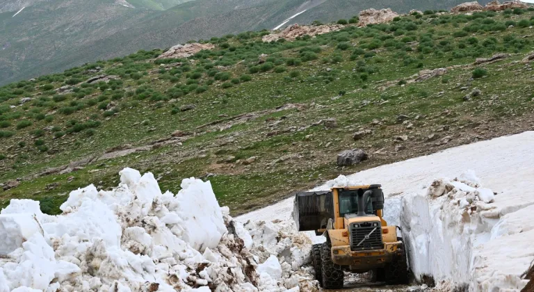 Bitlis'te yayla yollarında karla mücadele mesaisi sürüyor