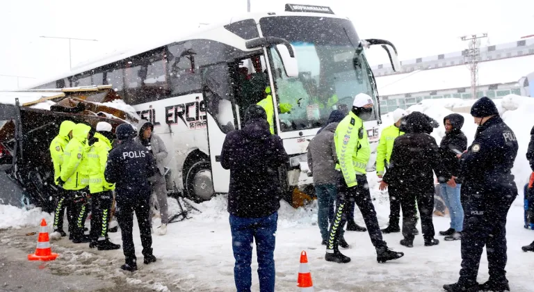 Bitlis'te yolcu otobüsünün kontrol noktasındaki kulübeye çarptığı kazada 4 polis yaralandı