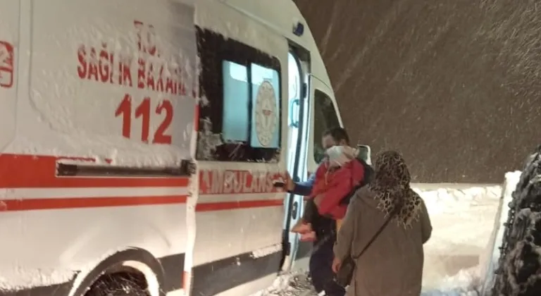 Bitlis'te yolu kardan kapanan köydeki hasta ekiplerce hastaneye ulaştırıldı