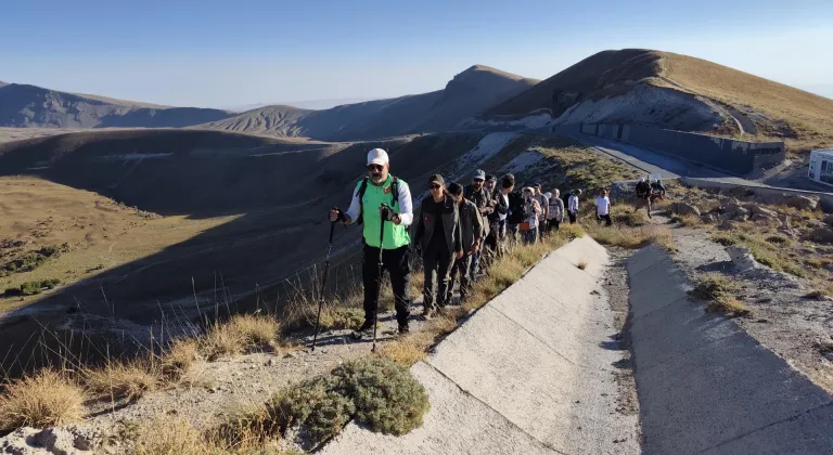 Bitlis'teki Nemrut Kalderası'nda "Çanak Yürüyüşü" yapılıyor